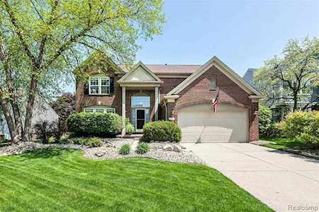 734 Huntington Dr South Lyon, MI 48178