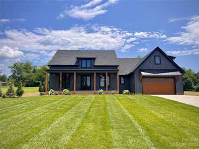 63 Mavrick Dr Mills River, NC 28759