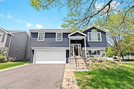 2460 E Rhead Circle Westland, MI 48186