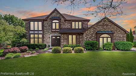 39259 Heatherbrook Dr Farmington Hills, MI 48331