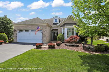 27 E Corsica Ct Farmingdale, NJ 07727