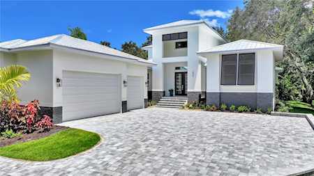 1537 Siesta Dr Sarasota, FL 34239