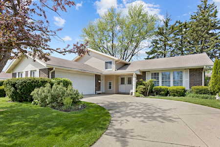 1614 W Roanoke Dr Arlington Heights, IL 60004