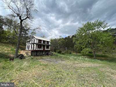 21377 Spring Hill Dr Three Springs, PA 17264