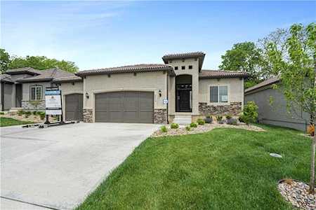 2118 NW Ashurst Dr Lee's Summit, MO 64081