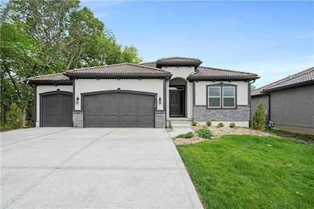2126 NW Ashurst Dr Lee's Summit, MO 64081