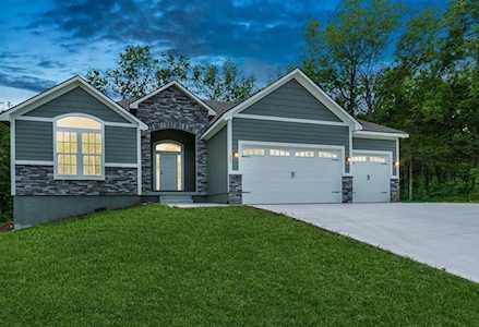 307 SW 17th St Oak Grove, MO 64075