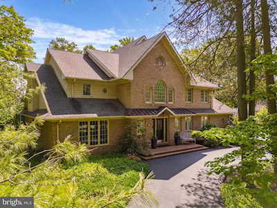825 Foxwood Circle Lafayette Hill, PA 19444