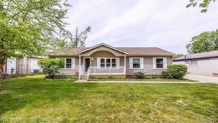 6065 N Crown St Westland, MI 48185