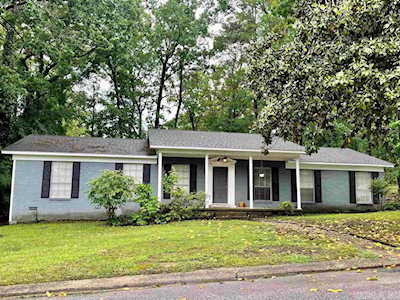2105 Cedarhurst Dr Benton, AR 72015