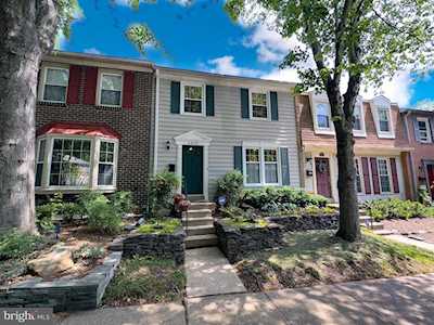 5942 Berkshire Ct Alexandria, VA 22303