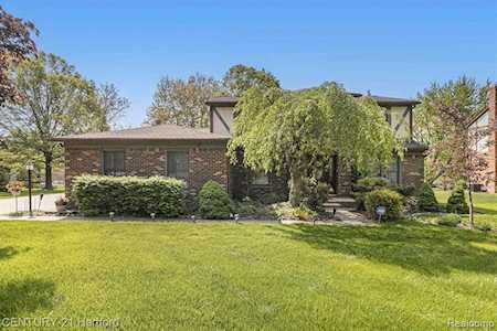 37065 Tina Dr Farmington Hills, MI 48335