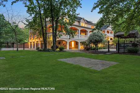 8 Tin Peddler Dr Millstone, NJ 08510