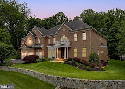 1692 Drewlaine Dr Vienna, VA 22182
