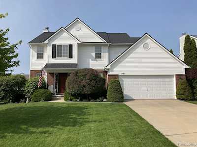 1291 Bluff Dr Howell, MI 48843