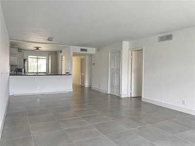 326 Lakeview Dr #202 Weston, FL 33326