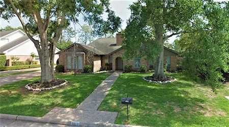 2823 Fairway Dr Sugar Land, TX 77478