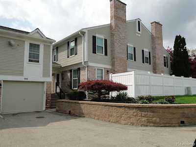 42157 Pellston Dr Novi, MI 48167