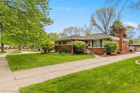 27677 Doreen St Farmington Hills, MI 48336