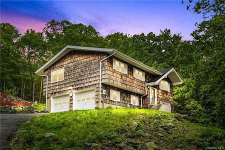 15 Crescent Lane Putnam Valley, NY 10579