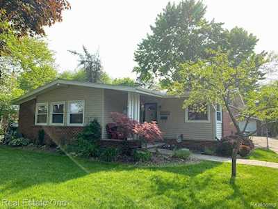 17205 Dolores St Livonia, MI 48152