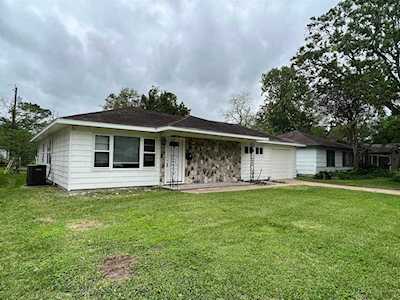 208 Poinsetta St Lake Jackson, TX 77566