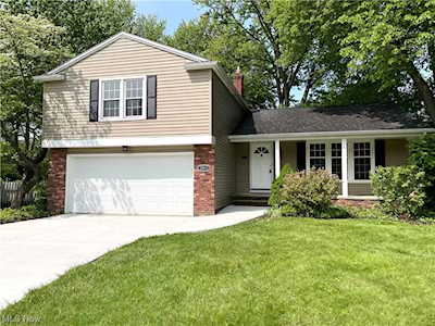 30511 Manhasset Dr Bay Village, OH 44140
