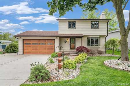 2037 N Long Lake Rd Fenton Twp, MI 48430