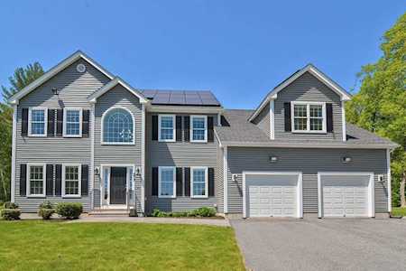573 Roosevelt Dr Northbridge, MA 01534