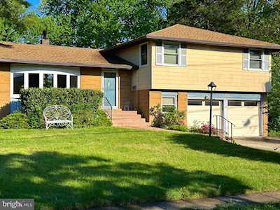 22 Knollwood Dr Cherry Hill, NJ 08002