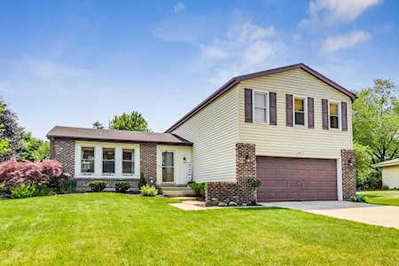 24W701 Lakewood Dr Naperville, IL 60540