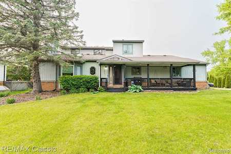 7674 Elizabeth Lake Rd Waterford Twp, MI 48327
