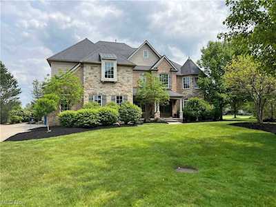4431 Royal St George Dr Avon, OH 44011