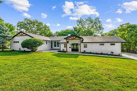6433 Hodges Dr Prairie Village, KS 66208
