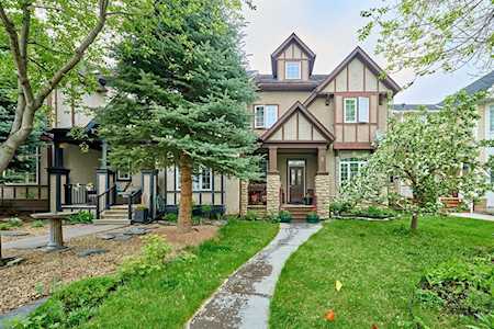 2 Somme Mews SW Calgary, AB T2T6L8