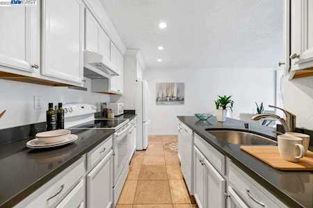 960 Shorepoint Ct #214 Alameda, CA 94501