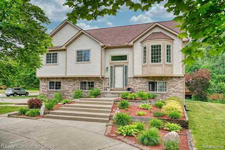 530 Salus Dr Waterford Twp, MI 48327