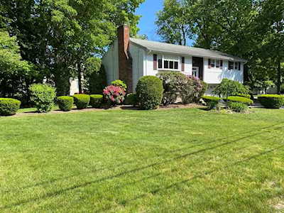 5 Morningside Dr Norwood, MA 02062