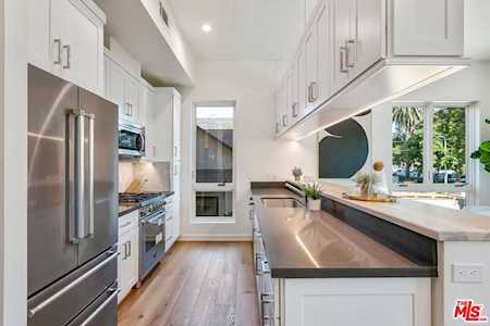 1041 N Spaulding Ave #205 West Hollywood, CA 90046
