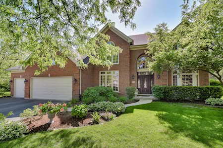914 Secretariat Ct St. Charles, IL 60174