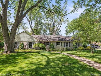 18455 Riverside Dr Beverly Hills Vlg, MI 48025