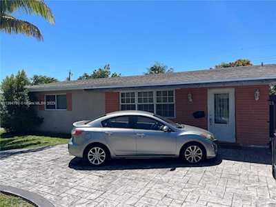 8140 NW 11th Ct Pembroke Pines, FL 33024