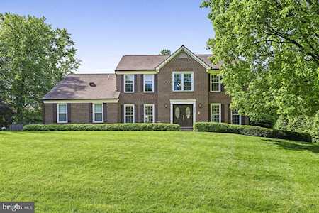 9728 Days Farm Dr Vienna, VA 22182