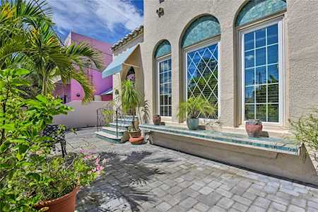 446 Burns Ct Sarasota, FL 34236