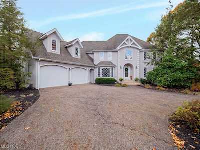 1478 Bell Rd Chagrin Falls, OH 44022