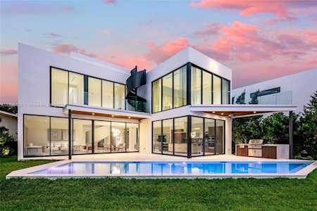 3172 N Bay Rd Miami Beach, FL 33140