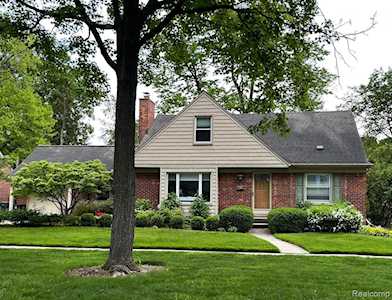13123 Lincoln Dr Huntington Woods, MI 48070