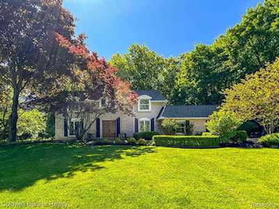 2960 Thedford Bloomfield Hills, MI 48304