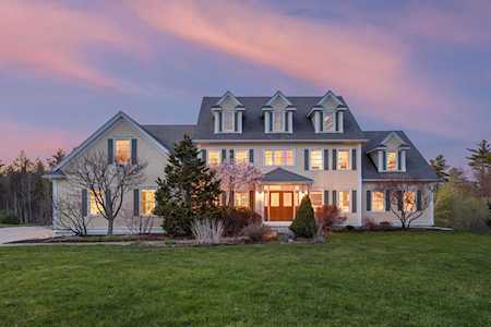 20 Rose Petal Ln Kensington, NH 03833