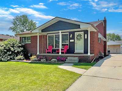 713 W Baker Ave Clawson, MI 48017